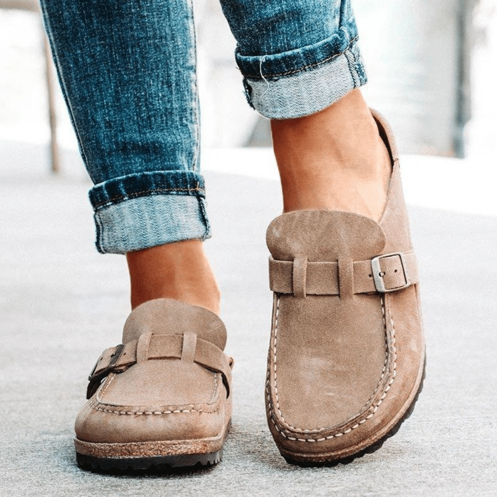 Dames Suède-Look Mule Clogs - Instapsandalen met Gespband en Platte Zool