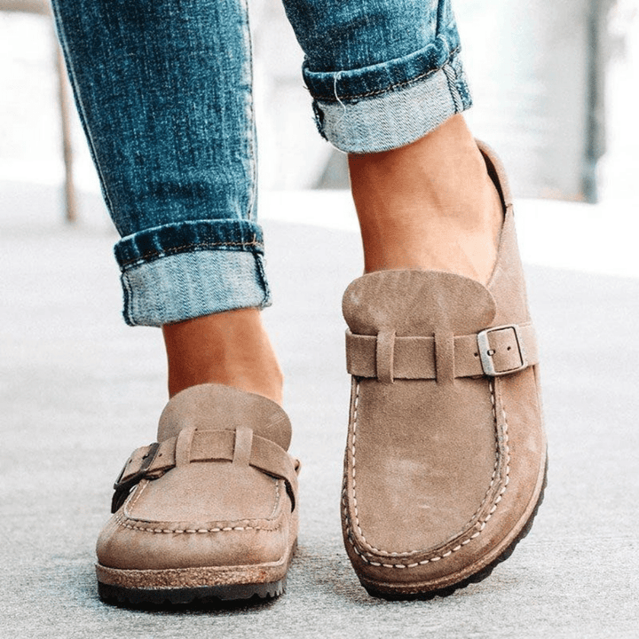 Dames Suède-Look Mule Clogs - Instapsandalen met Gespband en Platte Zool
