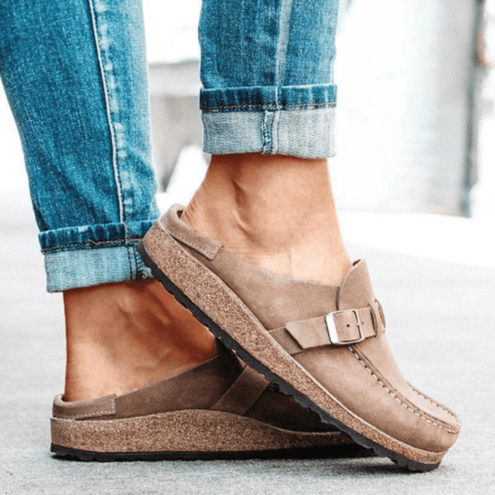 Dames Suède-Look Mule Clogs - Instapsandalen met Gespband en Platte Zool