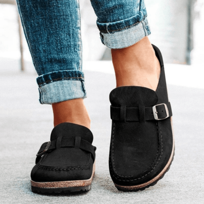 Dames Suède-Look Mule Clogs - Instapsandalen met Gespband en Platte Zool