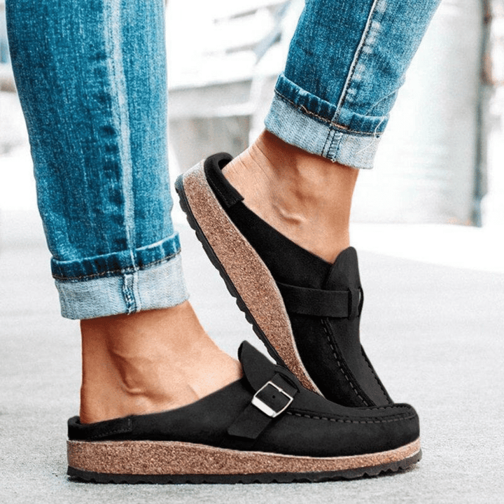 Dames Suède-Look Mule Clogs - Instapsandalen met Gespband en Platte Zool