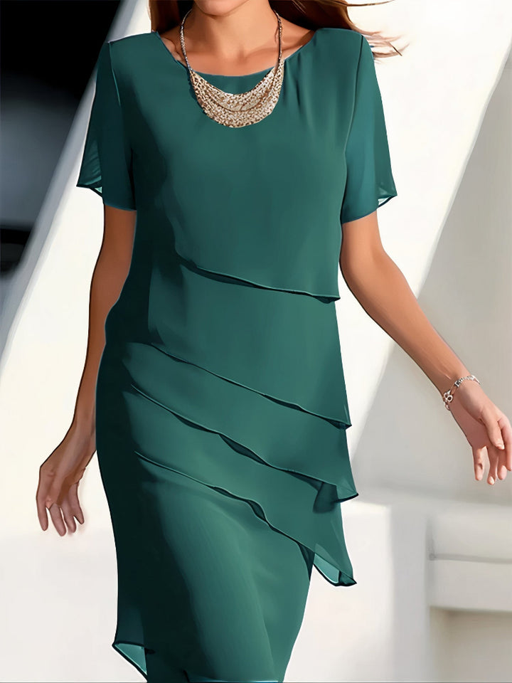 Elegante midi jurk met gelaagde details en korte mouwen